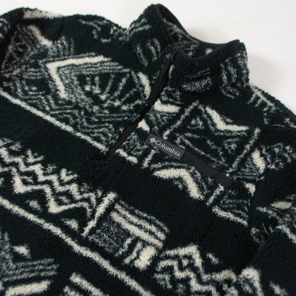 Columbia Rugged Ridge High Pile Half Zip - Black Deschutes Days Chest Close Up