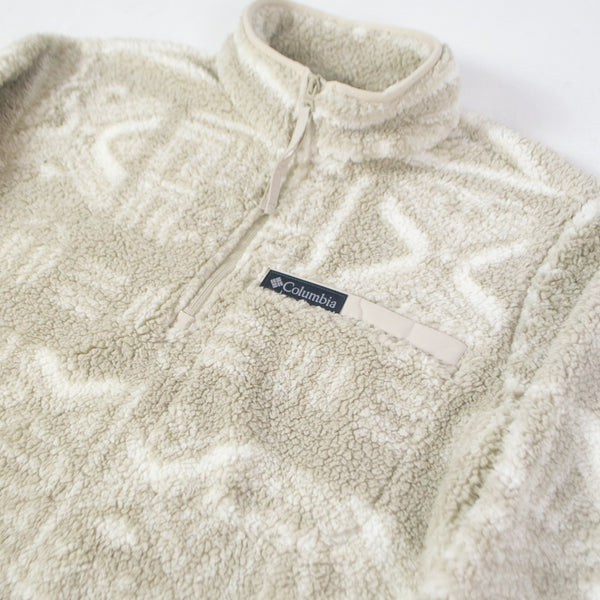 Columbia Rugged Ridge High Pile Half Zip - Dark Stone Deschutes Days Chest Close Up