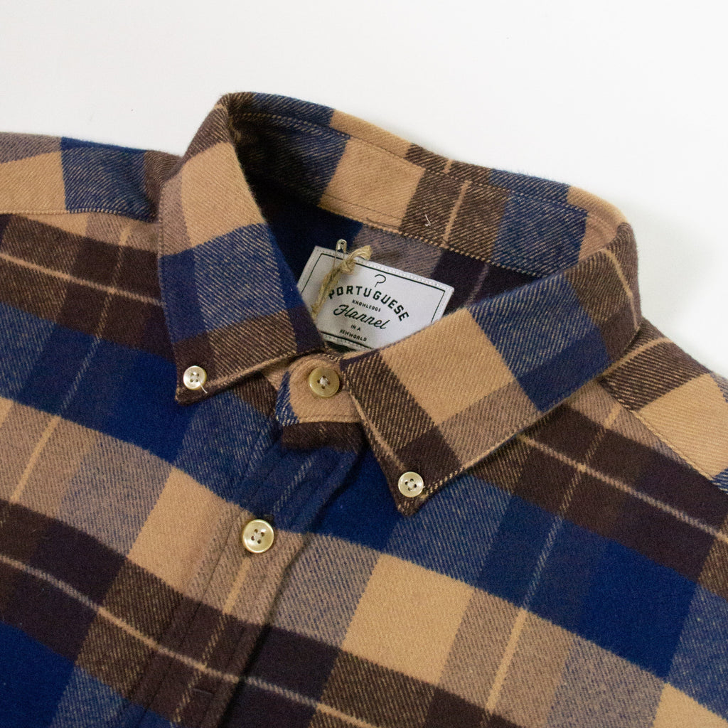 All-Over Checked Pattern / Button-Down Collar / Curved Hem - Front Close Up