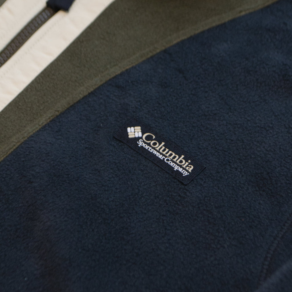 Columbia Back Bowl Full Zip Fleece - Black / Olive Green / Ancient Fossil Chest Logo Close Up 